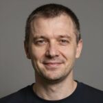 Улыбающийся клиент White Flash Whitehit, выбравший эффективный оператор для быстрых платежей в биткоинах