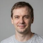 Улыбающийся клиент White Flash Whitehit делится положительным отзывом о прозрачности условий вейджера в криптоказино